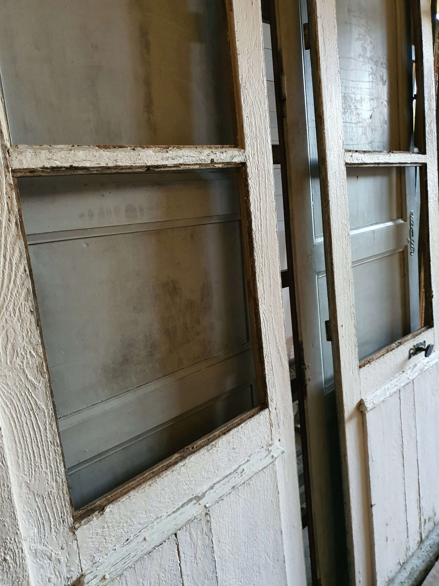 fabrication d'une vitrine avec portes de récupération