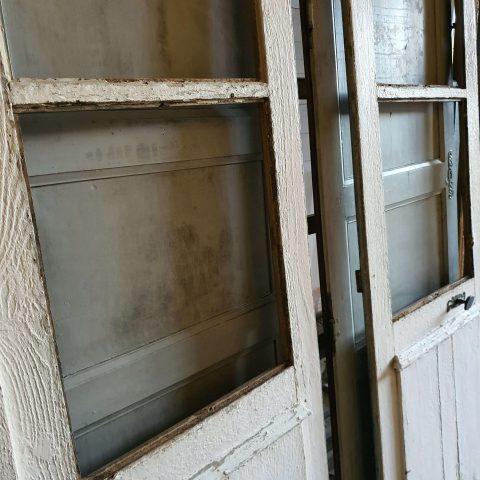 fabrication d'une vitrine avec portes de récupération